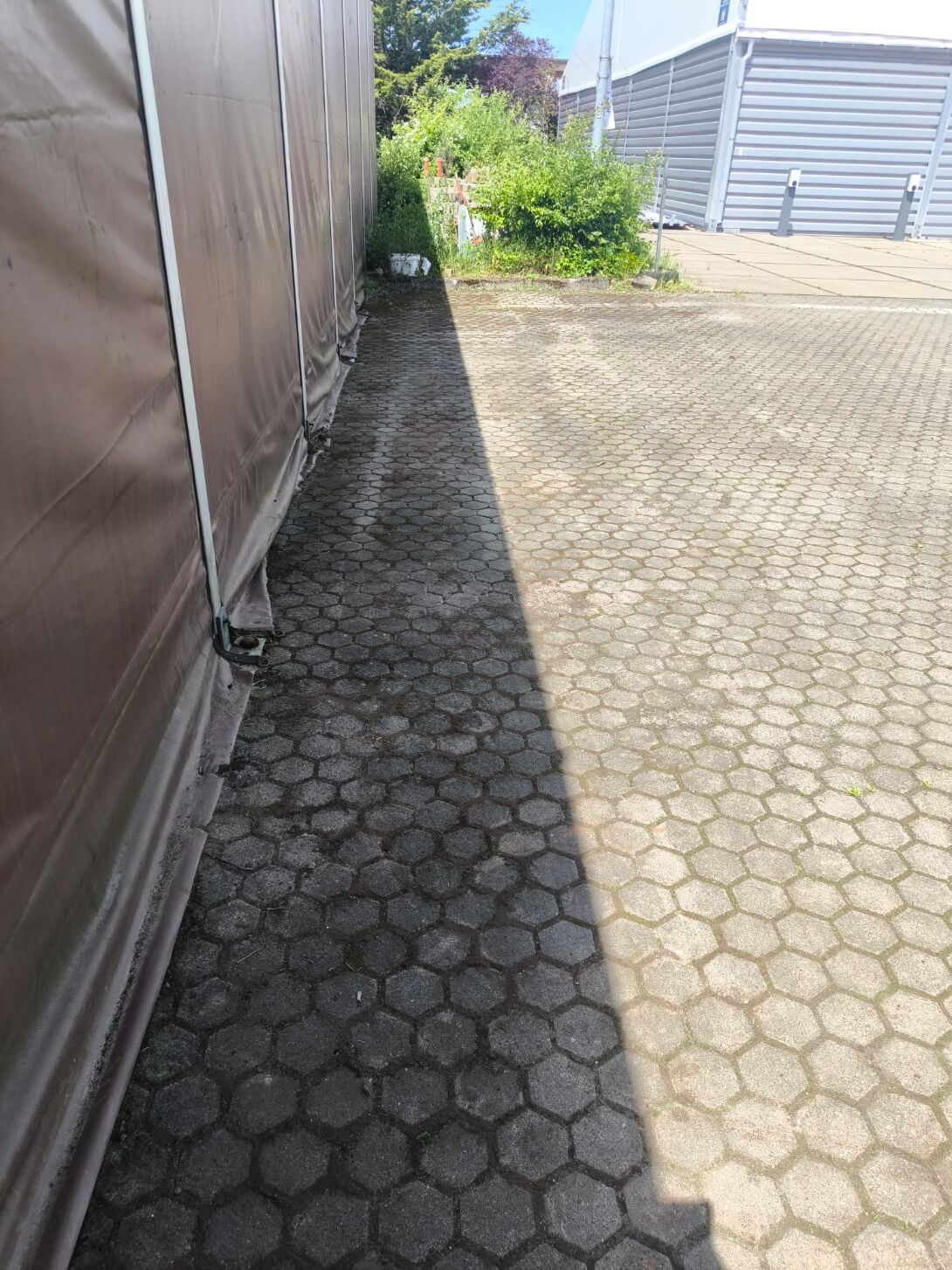 Pflasterfläche nach der Unkrautentfernung